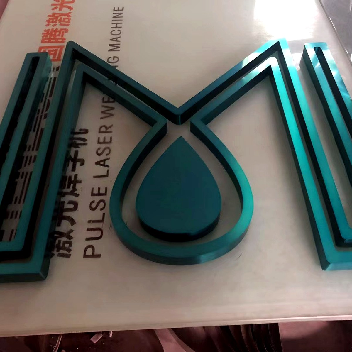背发光金属字